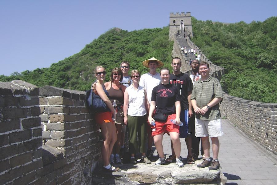 esball国际平台客户端 students at the Great Wall of China.