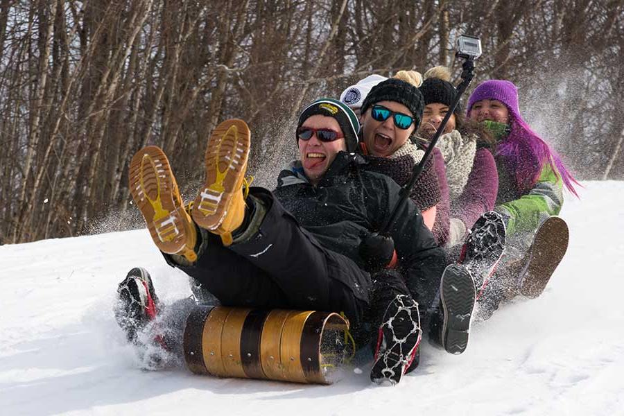 学生们在冬季集会上乘坐雪橇